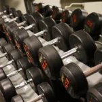 Rack de halteres em academia de musculação