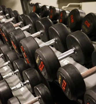Rack de halteres em academia de musculação