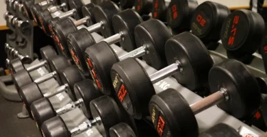 Rack de halteres em academia de musculação