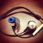 Fone de ouvido Bluetooth sobre uma mesa