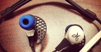 Fone de ouvido Bluetooth sobre uma mesa
