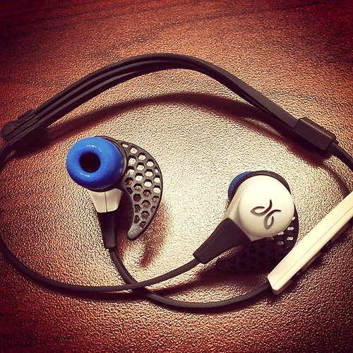 Fone de ouvido Bluetooth sobre uma mesa