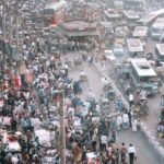 Trânsito de carros em rua movimentada da cidade