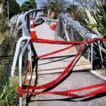 Rachadura no chão causada por terremoto