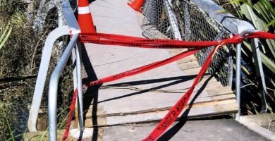 Rachadura no chão causada por terremoto