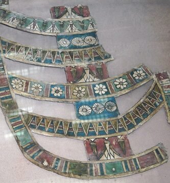 Múmia egípcia em sarcófago