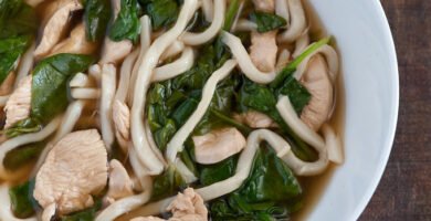 Prato de comida preparado com ingredientes frescos