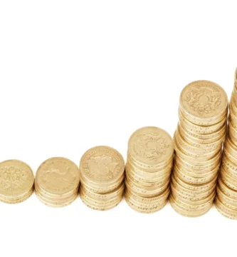 Moedas empilhadas em ordem crescente simbolizando investimentos