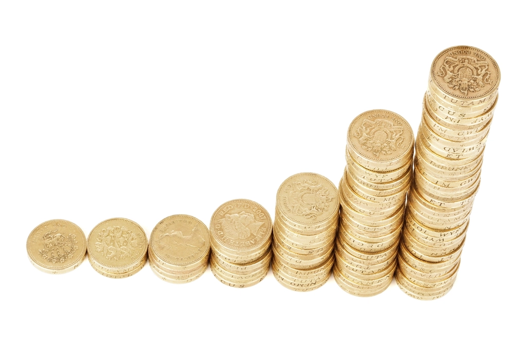 Moedas empilhadas em ordem crescente simbolizando investimentos