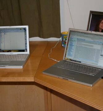 Notebook em uma mesa de home office