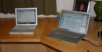 Notebook em uma mesa de home office