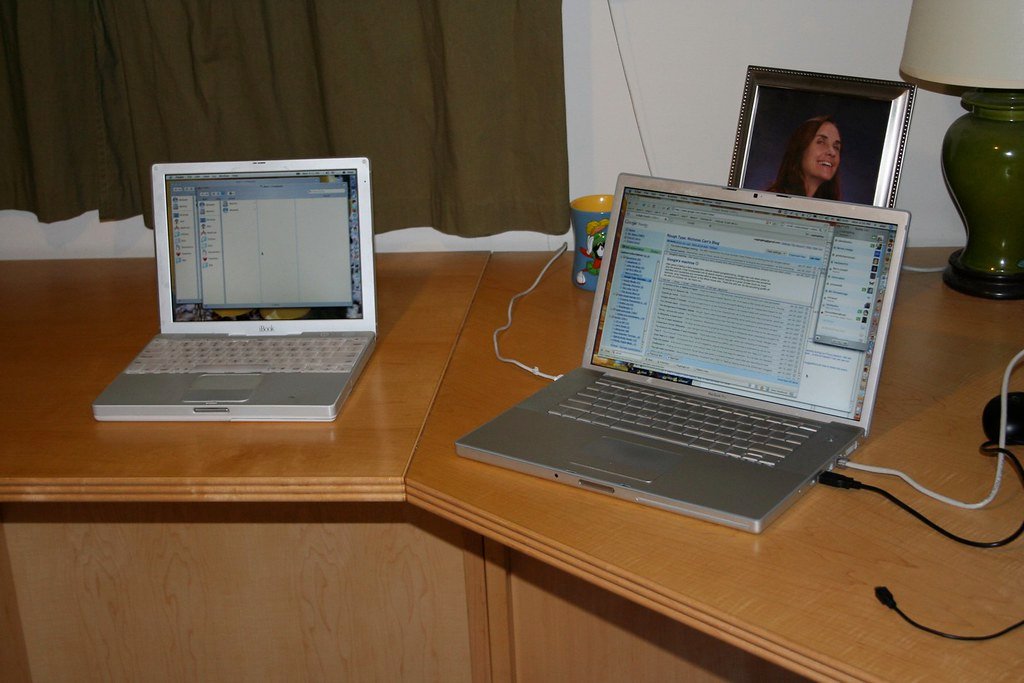 Notebook em uma mesa de home office