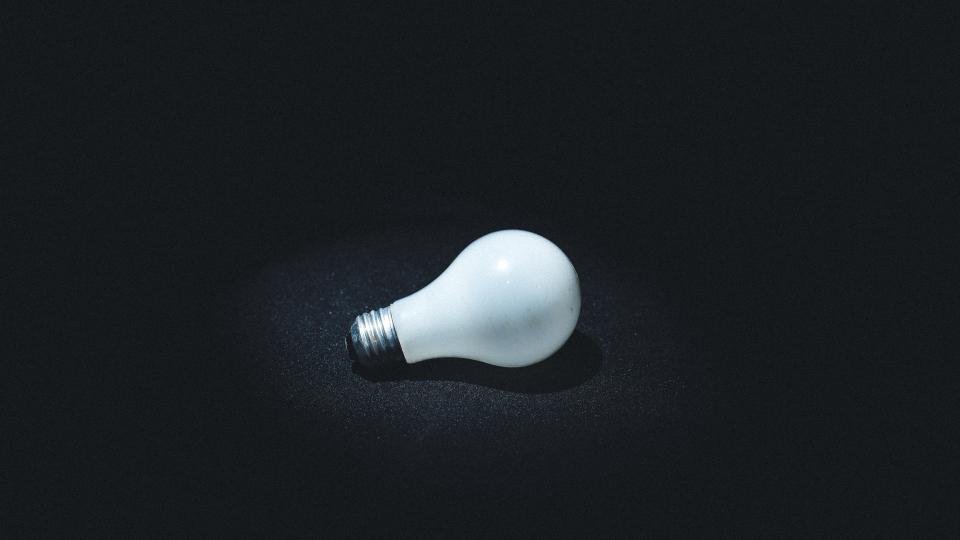 Lâmpada acesa simbolizando uma invenção