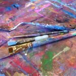 Paleta de tintas e pincéis de pintura