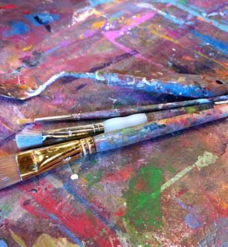 Paleta de tintas e pincéis de pintura