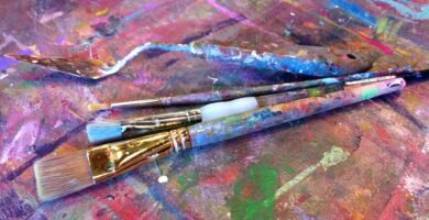 Paleta de tintas e pincéis de pintura