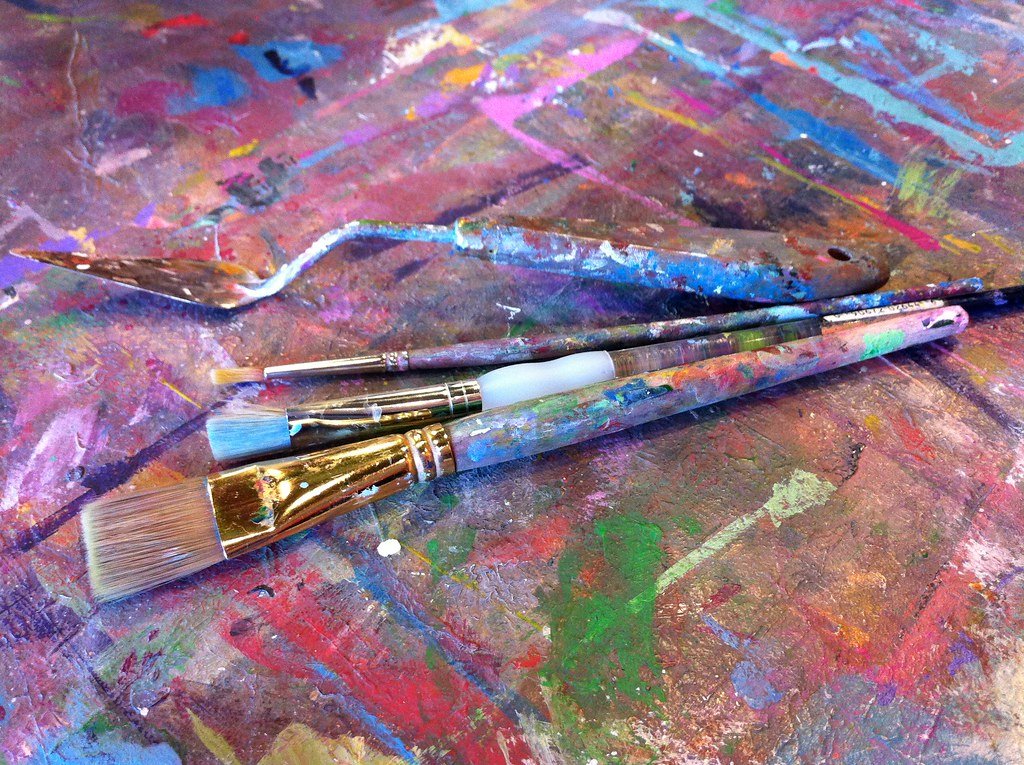 Paleta de tintas e pincéis de pintura