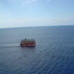 Navio pirata navegando no mar