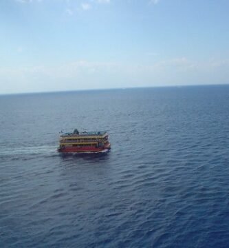 Navio pirata navegando no mar