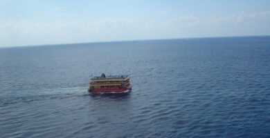 Navio pirata navegando no mar