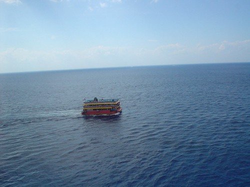 Navio pirata navegando no mar