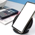 Celular sobre um carregador portátil sem fio