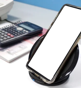 Celular sobre um carregador portátil sem fio