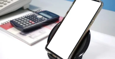 Celular sobre um carregador portátil sem fio