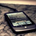 Tela de celular acesa em ambiente escuro à noite