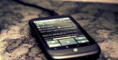 Tela de celular acesa em ambiente escuro à noite