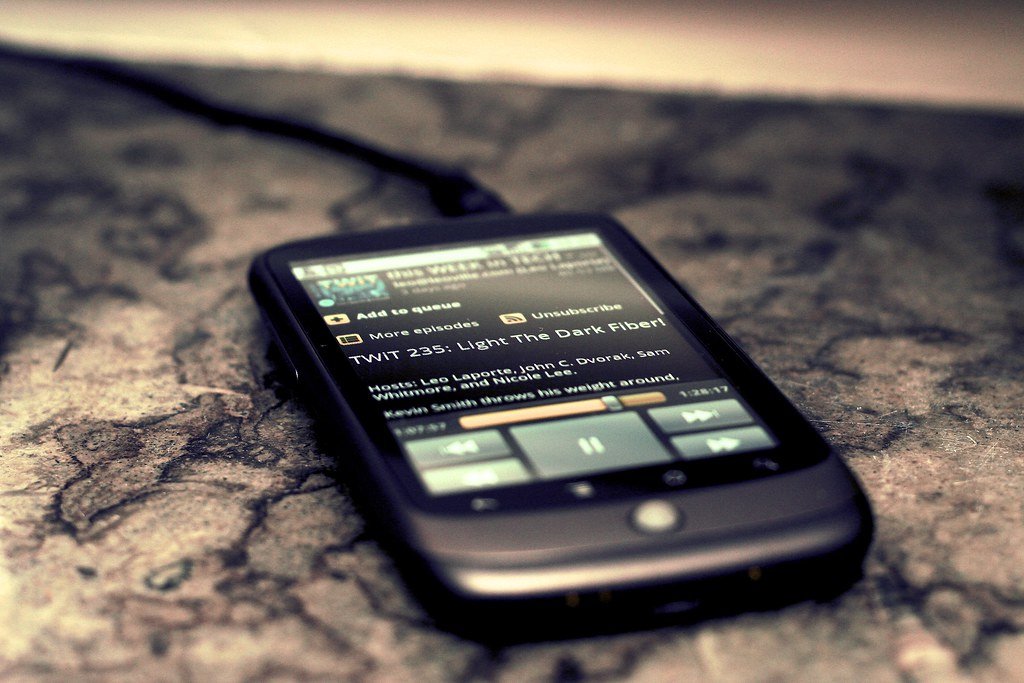 Tela de celular acesa em ambiente escuro à noite