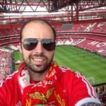 Bola de futebol em um campo gramado