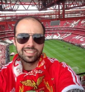Bola de futebol em um campo gramado
