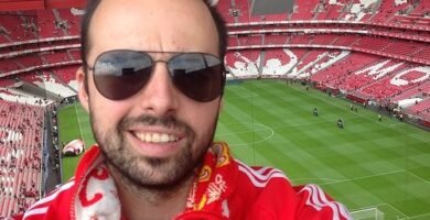 Bola de futebol em um campo gramado