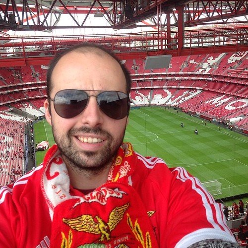 Bola de futebol em um campo gramado