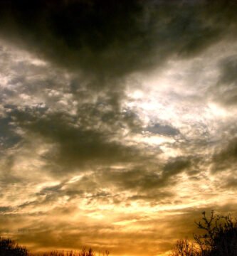 Céu nublado com tempestade se formando
