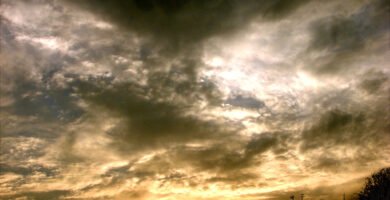 Céu nublado com tempestade se formando