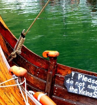 Navio viking em um fiorde