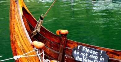 Navio viking em um fiorde