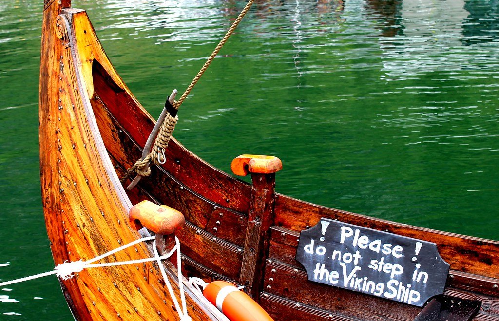 Navio viking em um fiorde