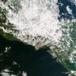 Vulcão em erupção com lava