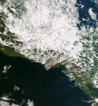 Vulcão em erupção com lava