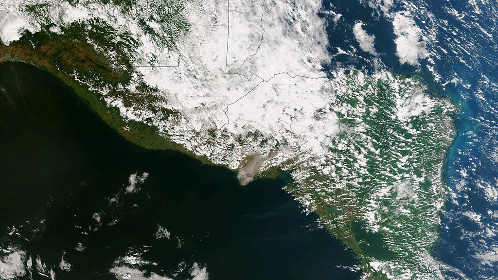 Vulcão em erupção com lava