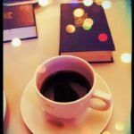 Xícara de café sobre a mesa
