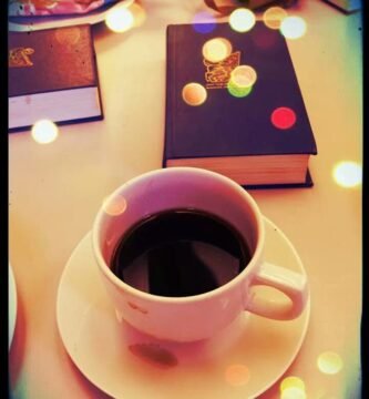 Xícara de café sobre a mesa