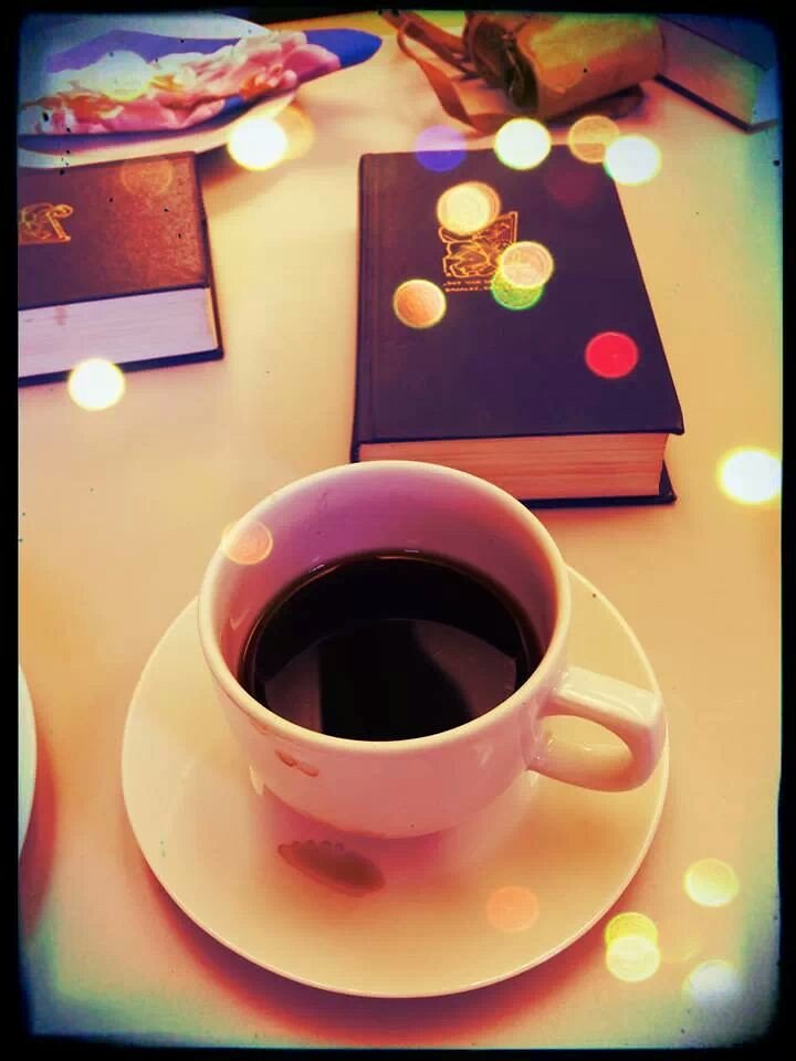 Xícara de café sobre a mesa