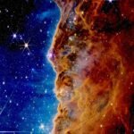 Imagem dos Penhascos Cósmicos na Nebulosa de Carina, capturada pelo telescópio James Webb