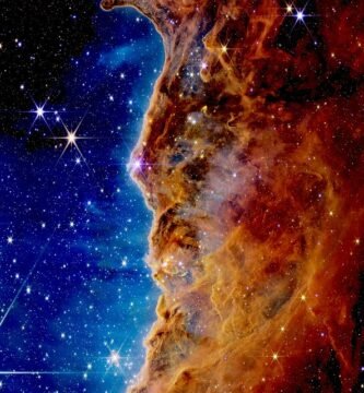 Imagem dos Penhascos Cósmicos na Nebulosa de Carina, capturada pelo telescópio James Webb