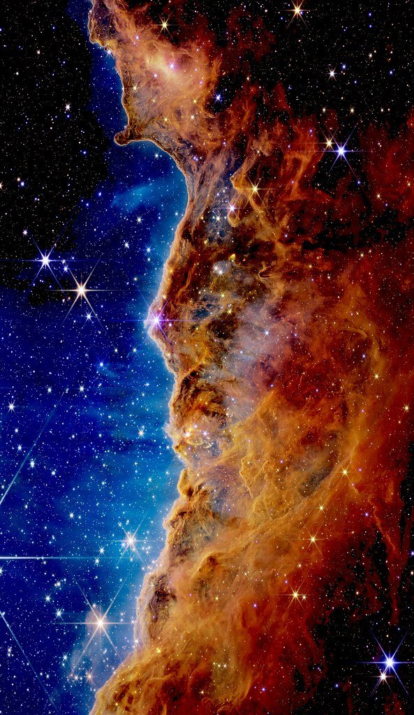 Imagem dos Penhascos Cósmicos na Nebulosa de Carina, capturada pelo telescópio James Webb