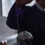 Faísca de eletricidade estática saltando entre um dedo e uma maçaneta metálica
